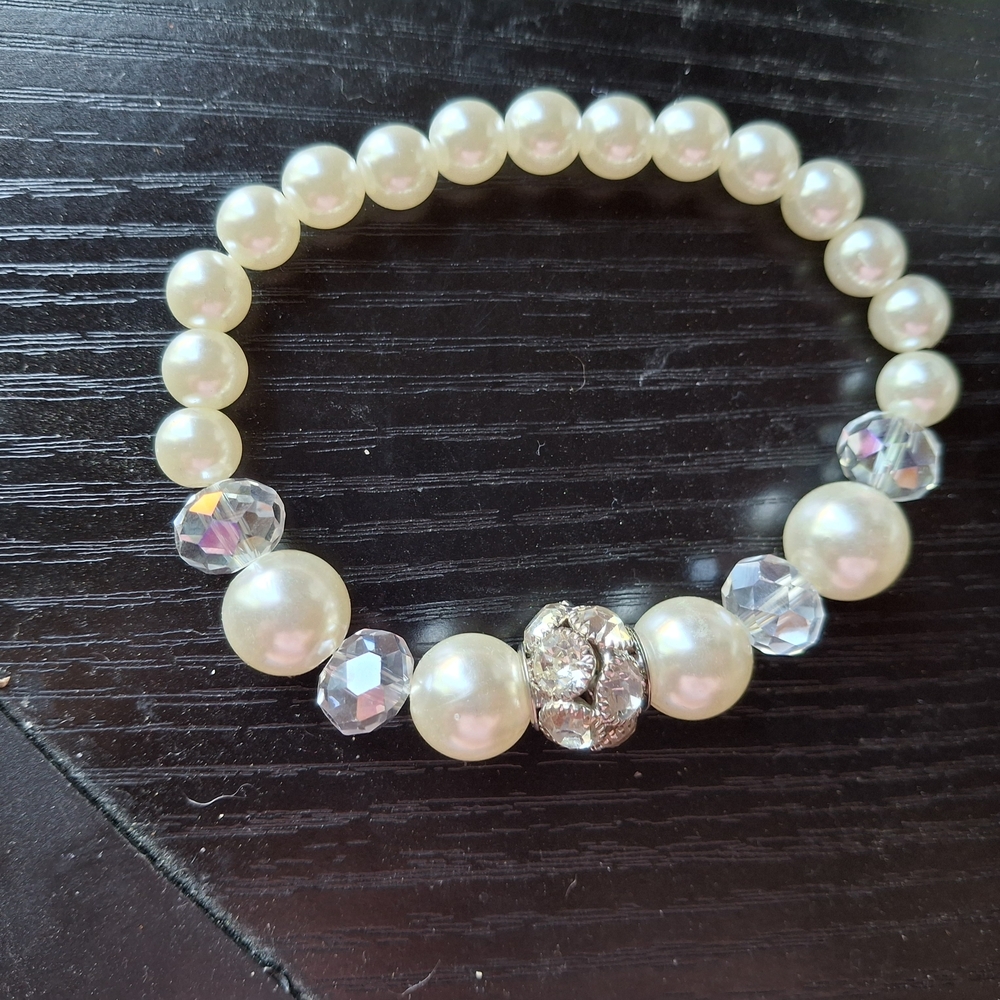 Elegant Pearl and Crystal Bracelet